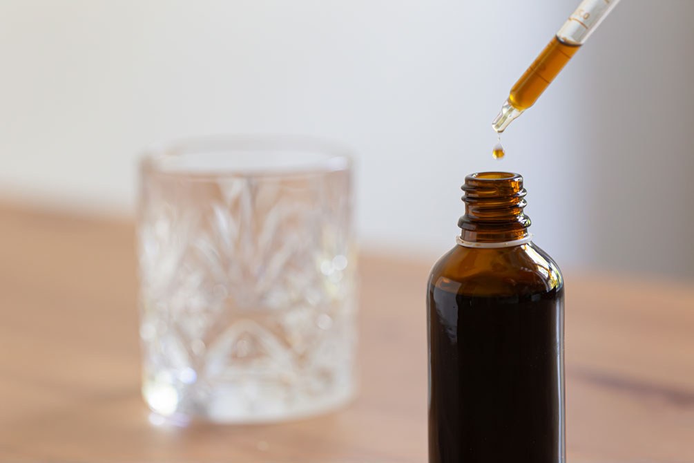 Eine Flasche mit einer Urtinktur-Mischung und einer Pipette.